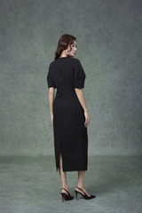 SWANLAKE | Váy Đầm Suông Nữ Cổ Tròn Vải Lụa Dày Thêu Hoa Xẻ Tà Tay Ngắn Công Sở Thanh Lịch D13261LW01