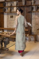 SWANLAKE | Áo Dài Cách Tân Nữ Phom Suông Tà Kép Cổ Trụ Chất Vải Tơ Ép Thêu Hoa Tay Lỡ L13254LW01