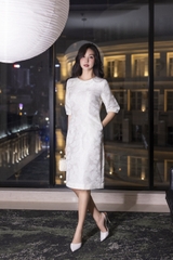 SWANLAKE | Váy Đầm Midi Nữ Phom A Vải Gấm Tafta Hoa Cổ Tròn Tay Lỡ Có Túi Công Sở Đi Tiệc D13377LW01