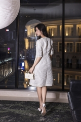 SWANLAKE | Váy Đầm Midi Nữ Phom A Vải Gấm Tafta Hoa Cổ Tròn Tay Lỡ Có Túi Công Sở Đi Tiệc D13377LW01