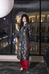 SWANLAKE | Áo Dài Cách Tân Nữ Phom Suông Cổ Chữ V Cài Nút Tay Lỡ Vải Gấm Tafta Hoa Tết L13371LW01