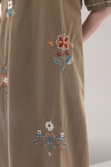 SWANLAKE | Váy Đầm Nữ Suông Vải Cotton Thêu Hoa Cổ Sơ Mi Tay Ngắn Phồng Công Sở Thanh Lịch D13077LW01