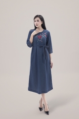 SWANLAKE | Váy Đầm Denim Phom Suông Xẻ Tà Tay Lỡ Cổ Tròn Vải Jean Wash Thêu Hoa Dây Thắt Eo D13016LW01