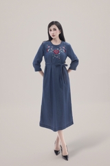 SWANLAKE | Váy Đầm Denim Phom Suông Xẻ Tà Tay Lỡ Cổ Tròn Vải Jean Wash Thêu Hoa Dây Thắt Eo D13016LW01