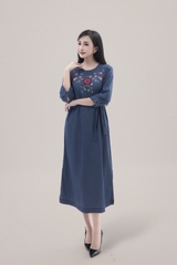 SWANLAKE | Váy Đầm Denim Phom Suông Xẻ Tà Tay Lỡ Cổ Tròn Vải Jean Wash Thêu Hoa Dây Thắt Eo D13016LW01