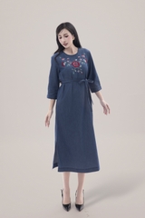 SWANLAKE | Váy Đầm Denim Phom Suông Xẻ Tà Tay Lỡ Cổ Tròn Vải Jean Wash Thêu Hoa Dây Thắt Eo D13016LW01