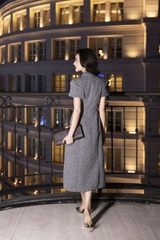 SWANLAKE | Váy Đầm Midi Nữ Chất Vải Dạ Cổ Sơ Mi Khóa Kéo Tay Ngắn Nhấn Eo Công Sở Đi Tiệc D13353MW01 Vải Nỉ