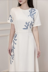 Váy Đầm Nữ Suông Cổ Tròn Vải Lụa Dày Thêu Hoa Nhấn Eo Tay Ngắn Sang Trọng Đi Tiệc D13038LW01