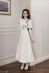 Váy Đầm Nữ Suông Cổ Tròn Vải Lụa Dày Thêu Hoa Nhấn Eo Tay Ngắn Sang Trọng Đi Tiệc D13038LW01