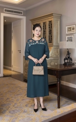 M COLLECTION | Váy Đầm Tiệc Suông Nữ Trung Niên Tặng Mẹ Lụa Hàn Cổ Tròn Tay Lỡ Thêu Hoa D13182LW01