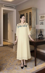 M COLLECTION | Váy Đầm Tiệc Suông Nữ Trung Niên Tặng Mẹ Lụa Hàn Cổ Tròn Tay Lỡ Thêu Hoa D13182LW01