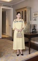 M COLLECTION | Váy Đầm Tiệc Suông Nữ Trung Niên Tặng Mẹ Lụa Hàn Cổ Tròn Tay Lỡ Thêu Hoa D13182LW01