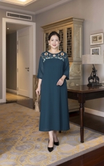 M COLLECTION | Váy Đầm Tiệc Suông Nữ Trung Niên Tặng Mẹ Lụa Hàn Cổ Tròn Tay Lỡ Thêu Hoa D13182LW01