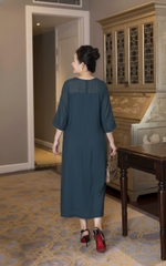 M COLLECTION | Váy Đầm Tiệc Suông Nữ Trung Niên Tặng Mẹ Lụa Hàn Cổ Tròn Tay Lỡ Thêu Hoa D13182LW01