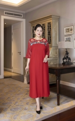 M COLLECTION | Váy Đầm Tiệc Suông Nữ Trung Niên Tặng Mẹ Lụa Hàn Cổ Tròn Tay Lỡ Thêu Hoa D13182LW01