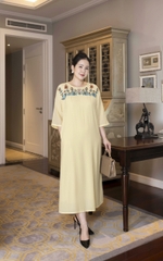 M COLLECTION | Váy Đầm Tiệc Suông Nữ Trung Niên Tặng Mẹ Lụa Hàn Cổ Tròn Tay Lỡ Thêu Hoa D13182LW01