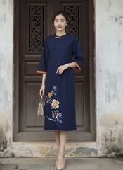 SWANLAKE | Váy Đầm Midi Nữ Phom Suông Cổ Tròn Tay Lỡ Thêu Hoa Chất Vải Linen Đi Tết Dự Tiệc D13232LW01