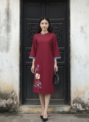 SWANLAKE | Váy Đầm Midi Nữ Phom Suông Cổ Tròn Tay Lỡ Thêu Hoa Chất Vải Linen Đi Tết Dự Tiệc D13232LW01