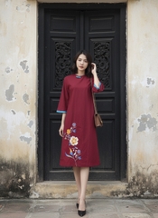 SWANLAKE | Váy Đầm Midi Nữ Phom Suông Cổ Tròn Tay Lỡ Thêu Hoa Chất Vải Linen Đi Tết Dự Tiệc D13232LW01