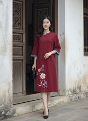 SWANLAKE | Váy Đầm Midi Nữ Phom Suông Cổ Tròn Tay Lỡ Thêu Hoa Chất Vải Linen Đi Tết Dự Tiệc D13232LW01