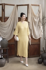 M COLLECTION | Váy Đầm Tiệc Suông Nữ Trung Niên Tặng Mẹ Tơ Tencel Cổ Chữ V Tay Lỡ Xẻ Tà D13376LW01