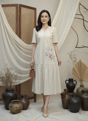 M COLLECTION | Váy Đầm Nữ Trung Niên Tặng Mẹ, Bà Suông Vải Linen Thêu Hoa Cổ Chữ V Tay Ngắn D13277LW01