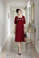 SWANLAKE | Váy Đầm Nữ Midi Suông Cổ Vuông Vải Linen Tay Ngắn Thêu Hoa Có Túi Công Sở D13079LW01