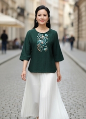 M COLLECTION | Áo Kiểu Nữ Trung Niên Tặng Mẹ Bà Cổ Tròn Vải Lụa Hàn Thêu Hoa Đính Nút Tay Lỡ A13023LW01