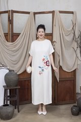 M COLLECTION | Váy Đầm Nữ Trung Niên Tặng Mẹ Suông Cổ Tròn Lụa Dày Thêu Hoa Tay Ngắn Xẻ Tà D13220LW01