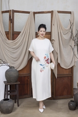 M COLLECTION | Váy Đầm Nữ Trung Niên Tặng Mẹ Suông Cổ Tròn Lụa Dày Thêu Hoa Tay Ngắn Xẻ Tà D13220LW01