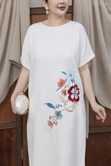 M COLLECTION | Váy Đầm Nữ Trung Niên Tặng Mẹ Suông Cổ Tròn Lụa Dày Thêu Hoa Tay Ngắn Xẻ Tà D13220LW01