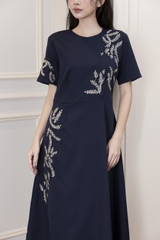 Váy Đầm Nữ Suông Cổ Tròn Vải Lụa Dày Thêu Hoa Nhấn Eo Tay Ngắn Sang Trọng Đi Tiệc D13038LW01