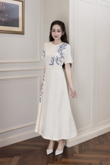 Váy Đầm Nữ Suông Cổ Tròn Vải Lụa Dày Thêu Hoa Nhấn Eo Tay Ngắn Sang Trọng Đi Tiệc D13038LW01