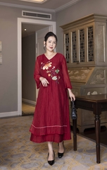 M COLLECTION | Váy Đầm Nữ Trung Niên Tặng Mẹ Suông Vải Xốp Hàn Phối Lụa Thêu Hoa Cổ Chữ V D13102LW01