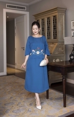 M COLLECTION | Váy Đầm Nữ Trung Niên Tặng Mẹ Phom Suông Vải Lụa Dày Thêu Hoa Tay Lỡ Cổ Tròn D13133LW01