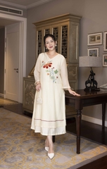 M COLLECTION | Váy Đầm Nữ Trung Niên Tặng Mẹ Suông Vải Xốp Hàn Phối Lụa Thêu Hoa Cổ Chữ V D13102LW01