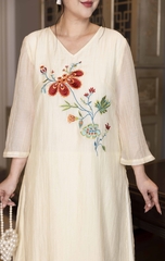 M COLLECTION | Váy Đầm Nữ Trung Niên Tặng Mẹ Suông Vải Xốp Hàn Phối Lụa Thêu Hoa Cổ Chữ V D13102LW01