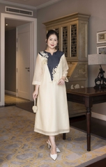 M COLLECTION | Váy Đầm Tiệc Suông Nữ Trung Niên Tặng Mẹ Vải Tơ Tay Lỡ Cổ V Phối Màu Thêu Hoa D13135W01