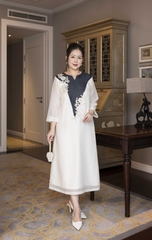 M COLLECTION | Váy Đầm Tiệc Suông Nữ Trung Niên Tặng Mẹ Vải Tơ Tay Lỡ Cổ V Phối Màu Thêu Hoa D13135W01