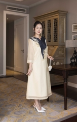 M COLLECTION | Váy Đầm Tiệc Suông Nữ Trung Niên Tặng Mẹ Vải Tơ Tay Lỡ Cổ V Phối Màu Thêu Hoa D13135W01