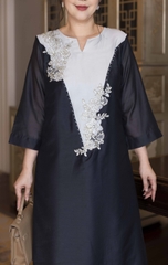 M COLLECTION | Váy Đầm Tiệc Suông Nữ Trung Niên Tặng Mẹ Vải Tơ Tay Lỡ Cổ V Phối Màu Thêu Hoa D13135W01