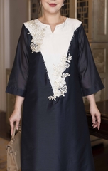 M COLLECTION | Váy Đầm Tiệc Suông Nữ Trung Niên Tặng Mẹ Vải Tơ Tay Lỡ Cổ V Phối Màu Thêu Hoa D13135W01