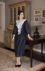 M COLLECTION | Váy Đầm Tiệc Suông Nữ Trung Niên Tặng Mẹ Vải Tơ Tay Lỡ Cổ V Phối Màu Thêu Hoa D13135W01