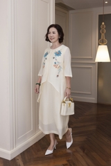 M COLLECTION | Váy Đầm Nữ Trung Niên Tặng Mẹ, Bà Suông Cotton Cát Thêu Hoa Hè Cổ Tròn Tay Lỡ D12978LW01