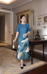 M COLLECTION | Váy Đầm Nữ Trung Niên Tặng Mẹ, Bà Vải Lụa Dày In Hoa 3D Tay Ngắn Cổ Tròn D13230LW01