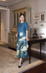 M COLLECTION | Váy Đầm Nữ Trung Niên Tặng Mẹ, Bà Vải Lụa Dày In Hoa 3D Tay Ngắn Cổ Tròn D13230LW01