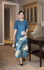 M COLLECTION | Váy Đầm Nữ Trung Niên Tặng Mẹ, Bà Vải Lụa Dày In Hoa 3D Tay Ngắn Cổ Tròn D13230LW01