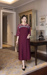 M COLLECTION | Váy Đầm Tiệc Suông Nữ Trung Niên Tặng Mẹ Lụa Hàn Cổ Tròn Tay Lỡ Thêu Hoa D13182LW01