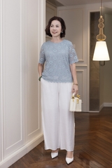 M COLLECTION | Áo Kiểu Nữ Trung Niên Tặng Mẹ Ren Lưới Thêu Hoa Lót Lụa Cổ Tròn Tay Ngắn A12702LW01