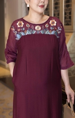 M COLLECTION | Váy Đầm Tiệc Suông Nữ Trung Niên Tặng Mẹ Lụa Hàn Cổ Tròn Tay Lỡ Thêu Hoa D13182LW01